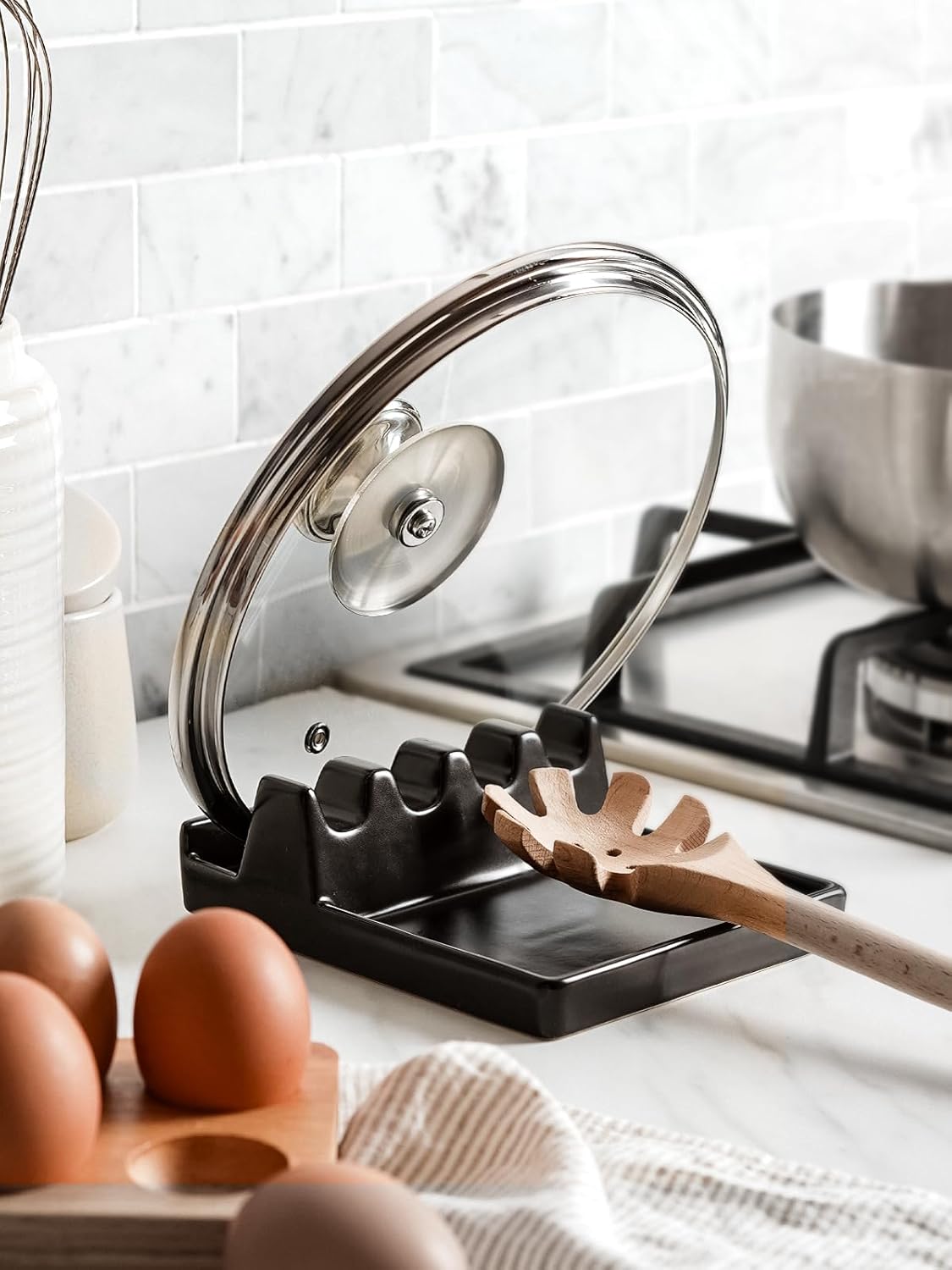 LE TAUCI Ceramic Spoon Rest Pot Lid Holder — close-up detail
